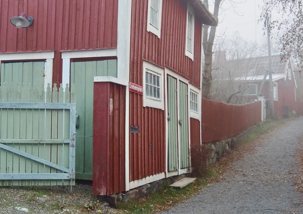 Een Zweeds houten huis met groene deuren