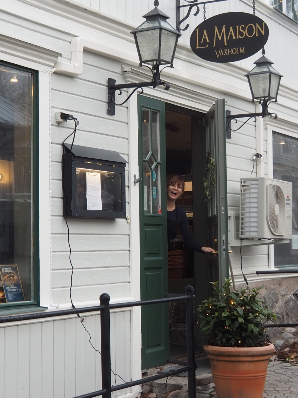 De witte houten voorgevel van een koffietentje op Vaxholm