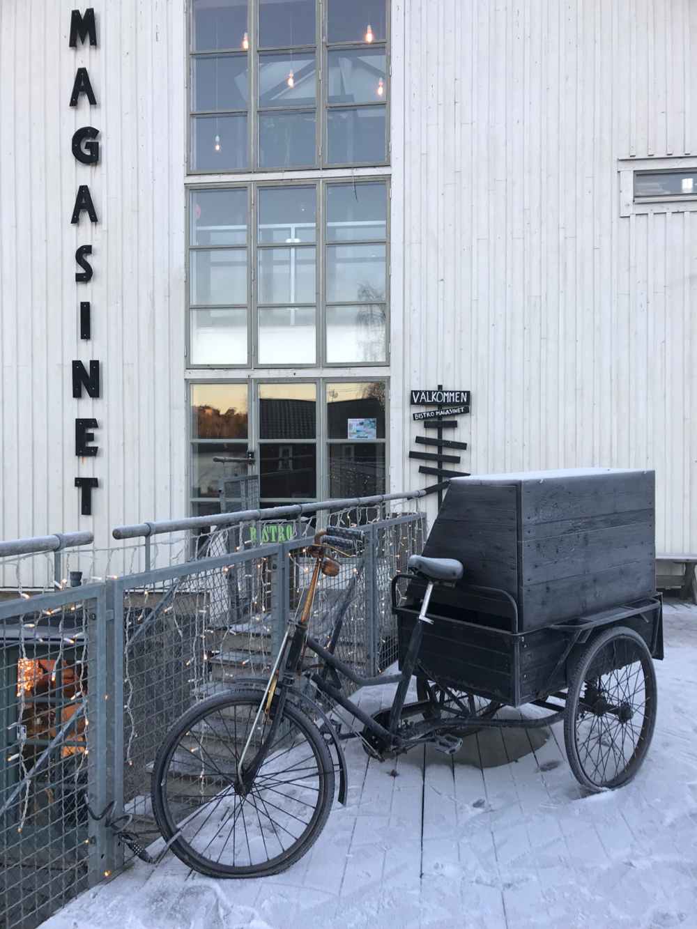 Woonwinkel met zwarte bakfiets er voor