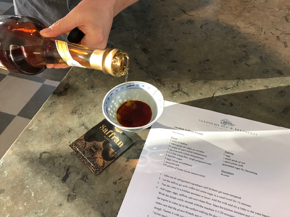 Een papier met recept en een porseleinen kommetje met sterke drank