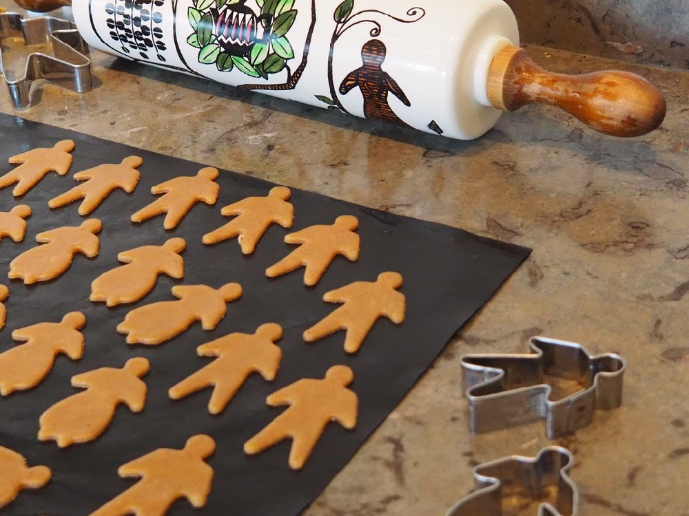 Koekjes in de vorm van een poppetje op een bakplaat