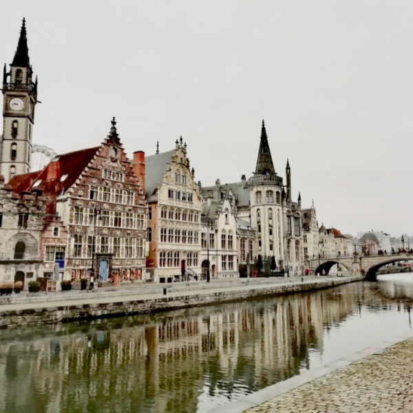 Een rij historische gevels langs de waterkant in Gent