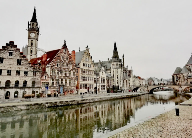 Een rij historische gevels langs de waterkant in Gent