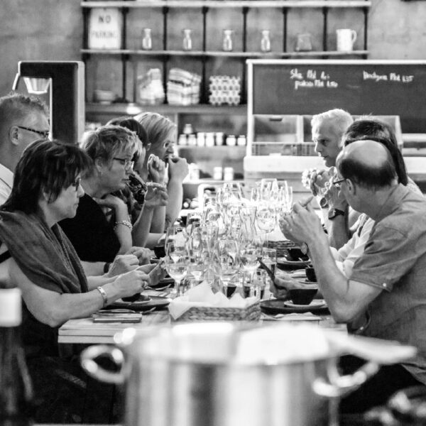 Zwartwit foto van dinerende mensen