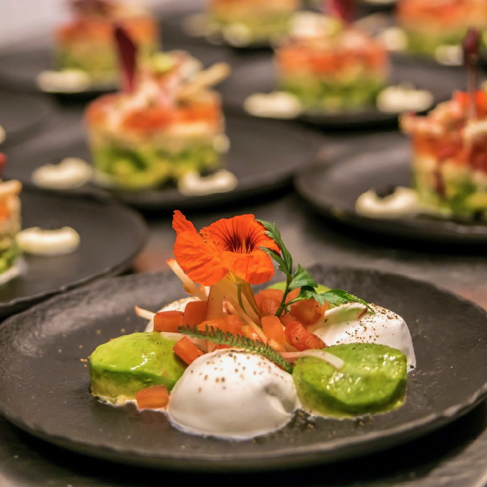 Aanschuifdiner: zwarte borden met voorgerecht met veel kleur