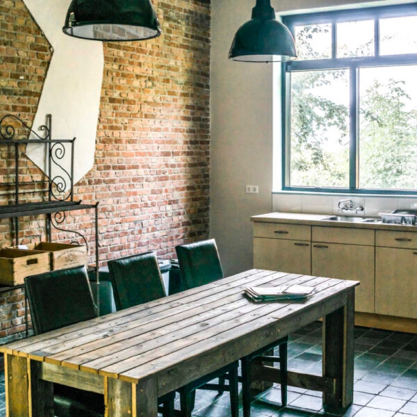 Houten eettafel met stoelen en keukenblok