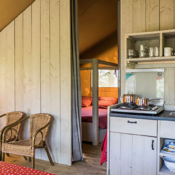 Keuken van steigerhout in een safaritent