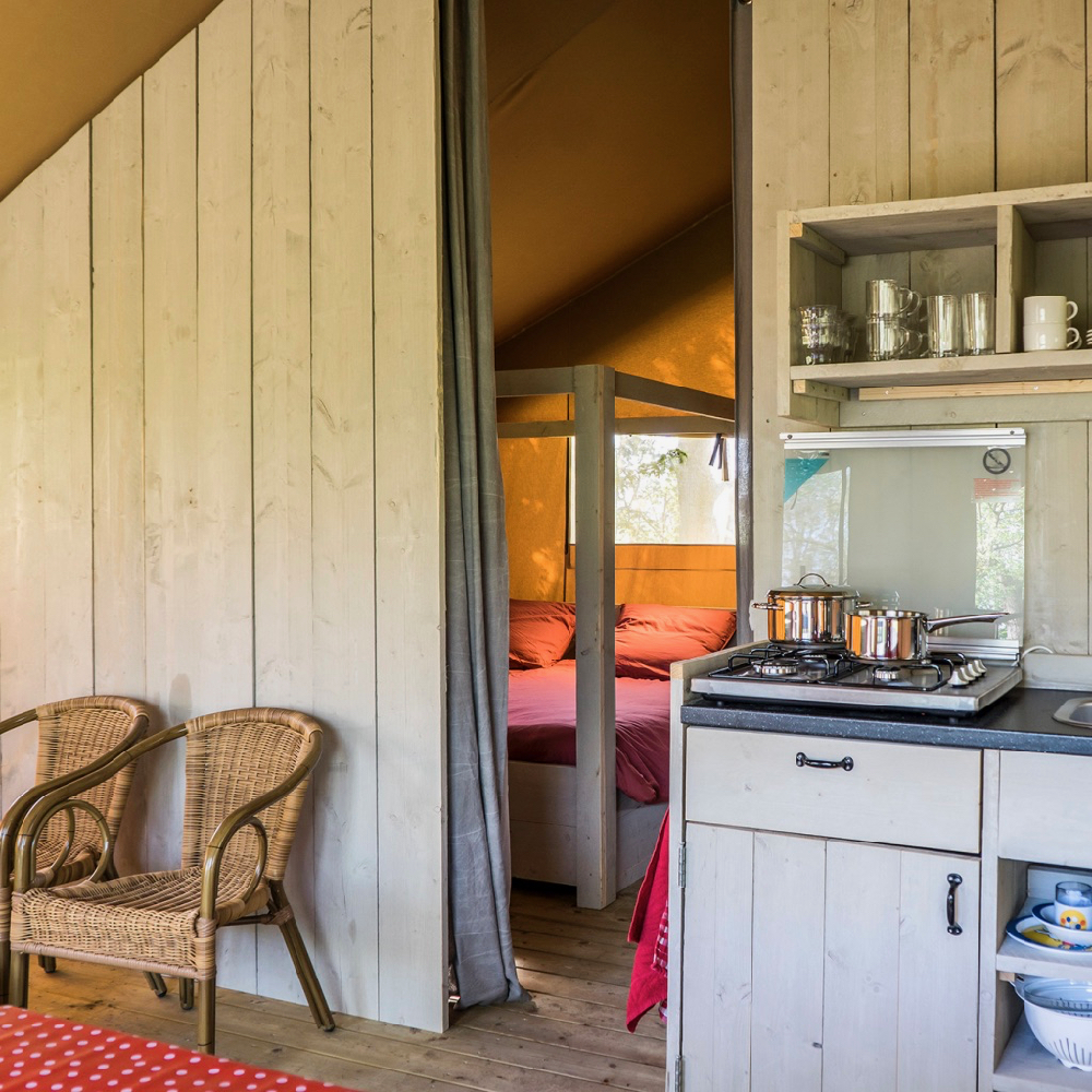 Keuken van steigerhout in een safaritent