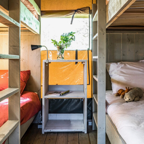 Twee stapelbedden in een safaritent bij Voedselbron Graauw