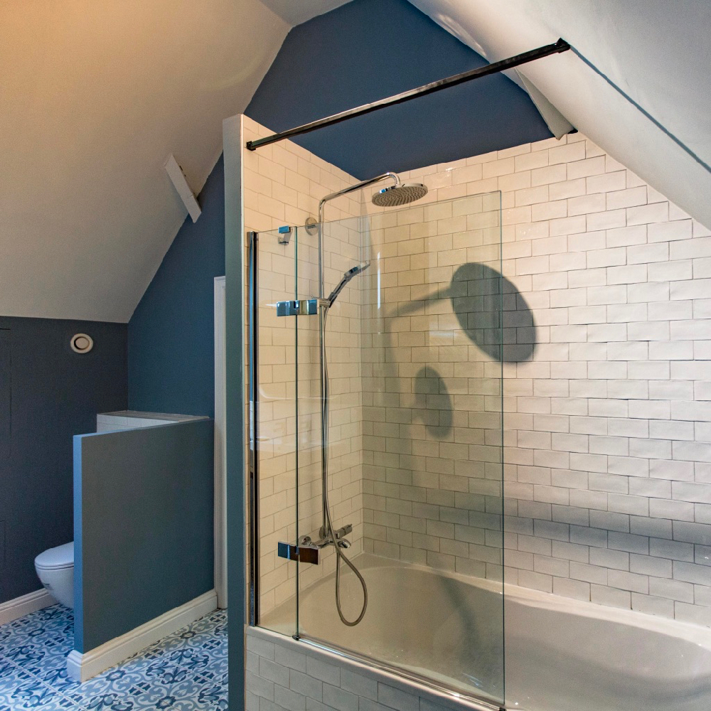 Badkamer met bad en toilet