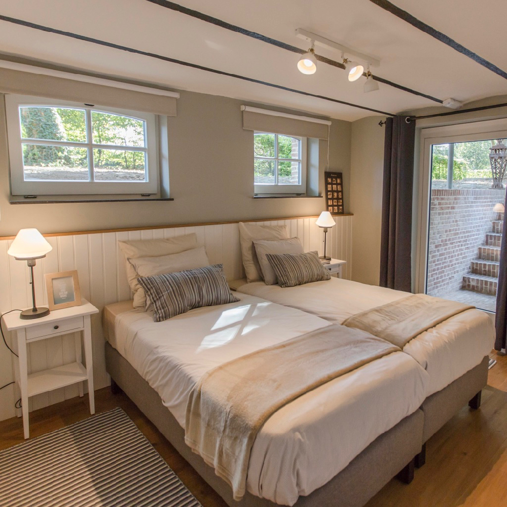 Kamer in het souterrain met twee bedden