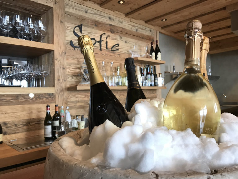 Schaal met sneeuw en flessen champagne