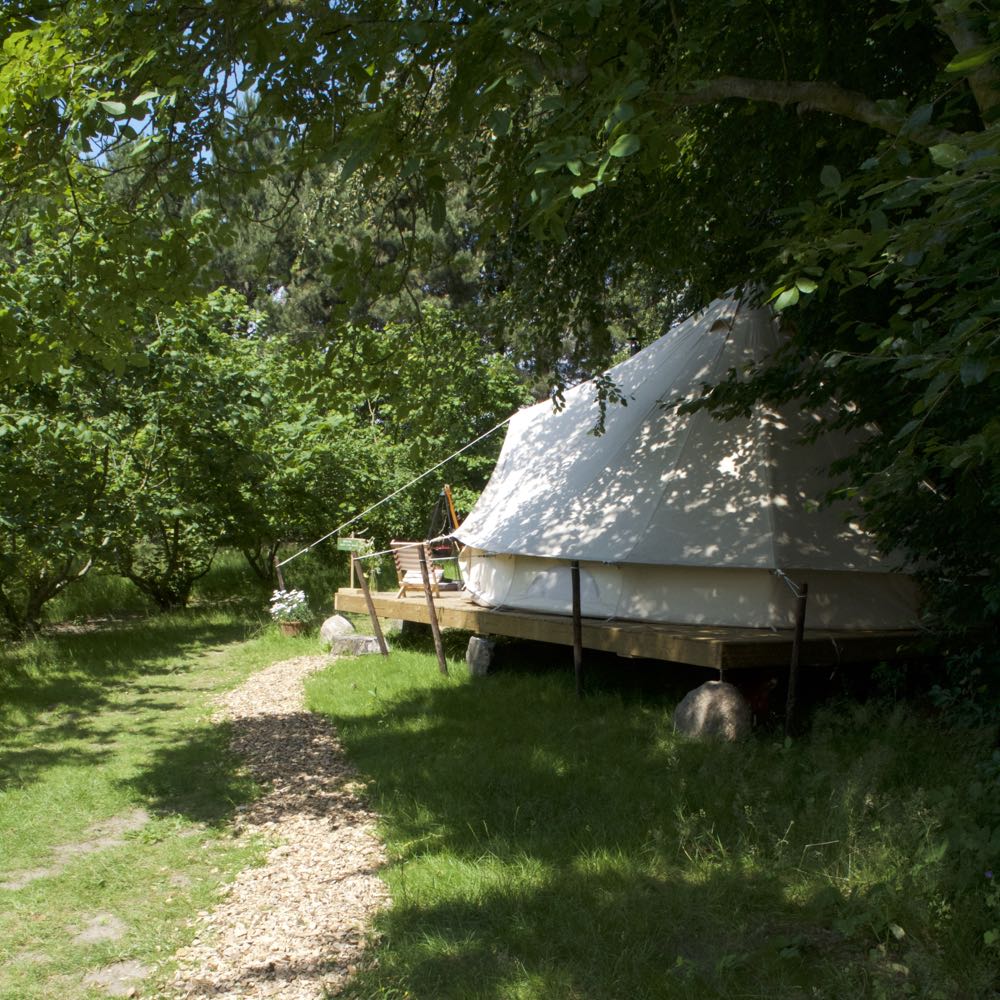 Bell tent op een houten vlonder