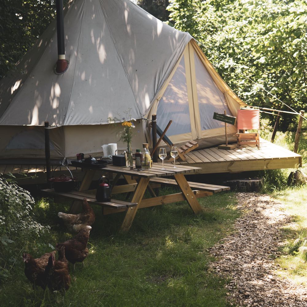 Bell tent met picknick tafel in Denemarken