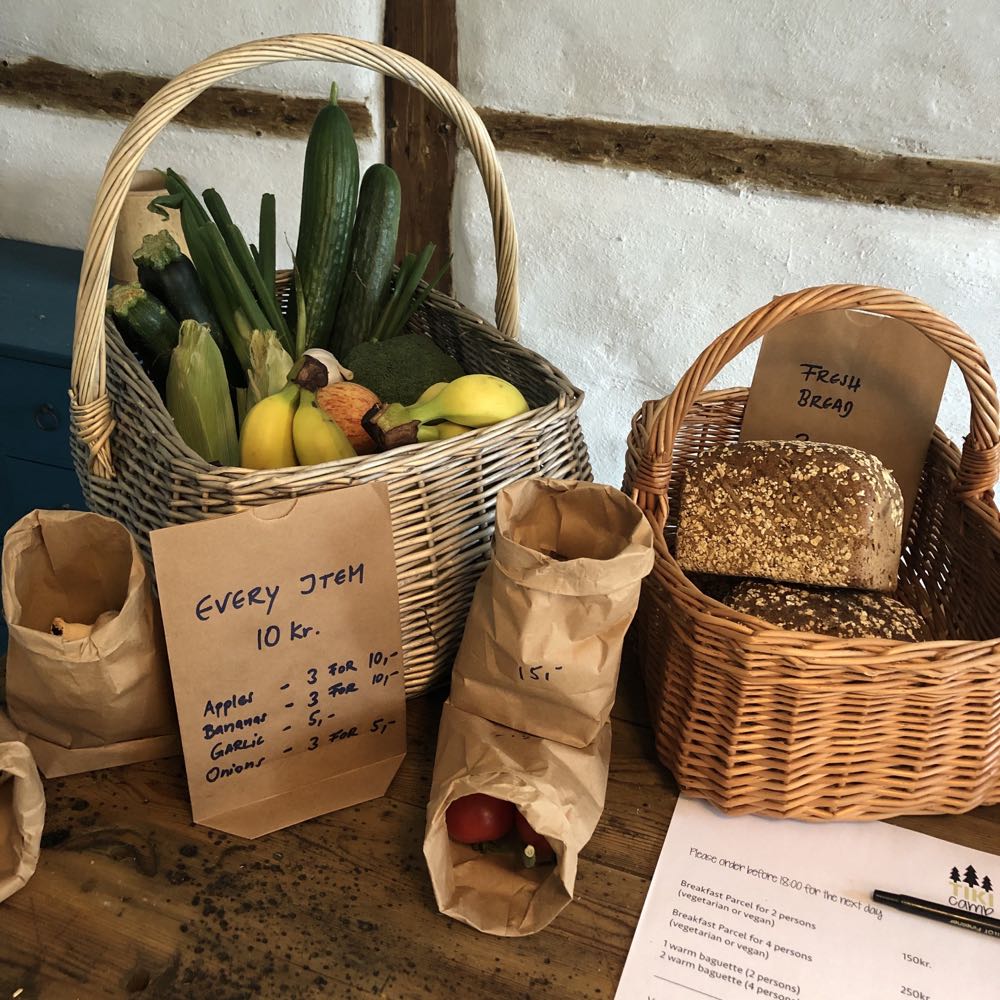 Verse groente uit de moestuin en huisgemaakt brood