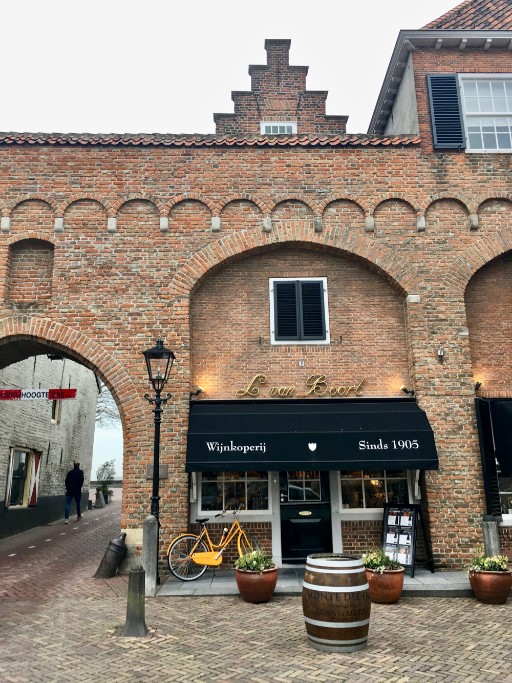Wijnbar in historisch pand met gele fiets ervoor