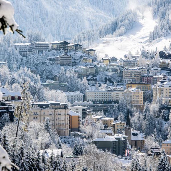 De stad Gastein, gelegen in Ski amadé, bedekt met een laagje sneeuw.
