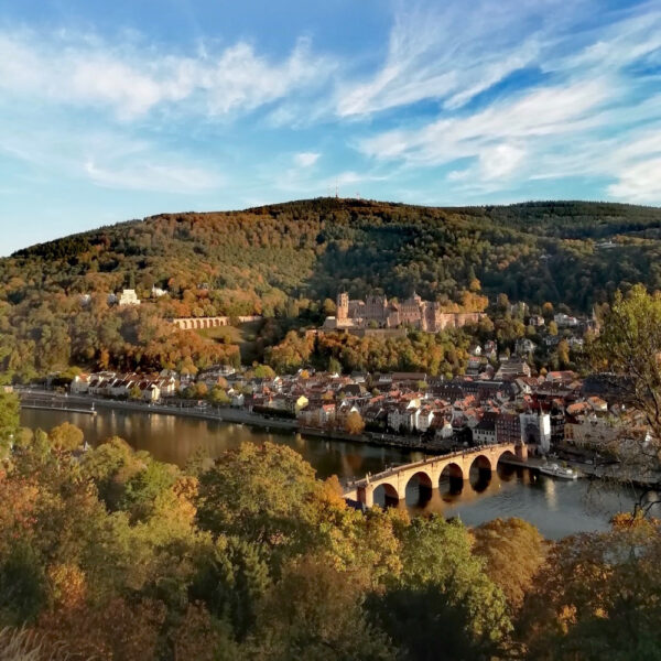 Heidelberg aan de rivier, herfstbomen en kleuren