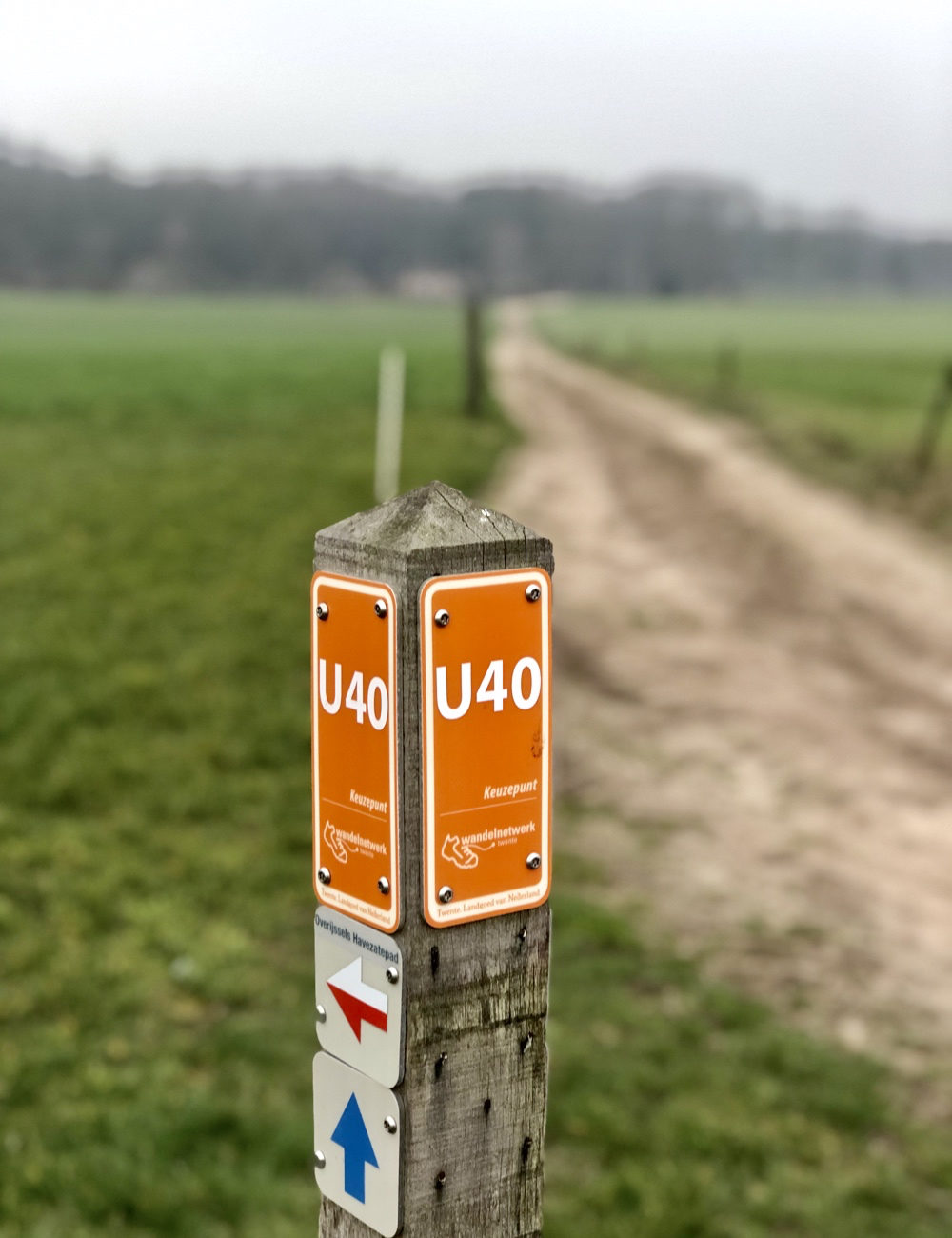 Aanduiding van wandelroute met wandelpad erachtrer