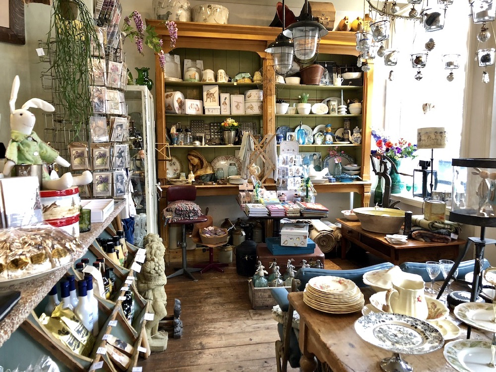 Brocante winkel met accessoires, woonartikelen, oudHollands snoep