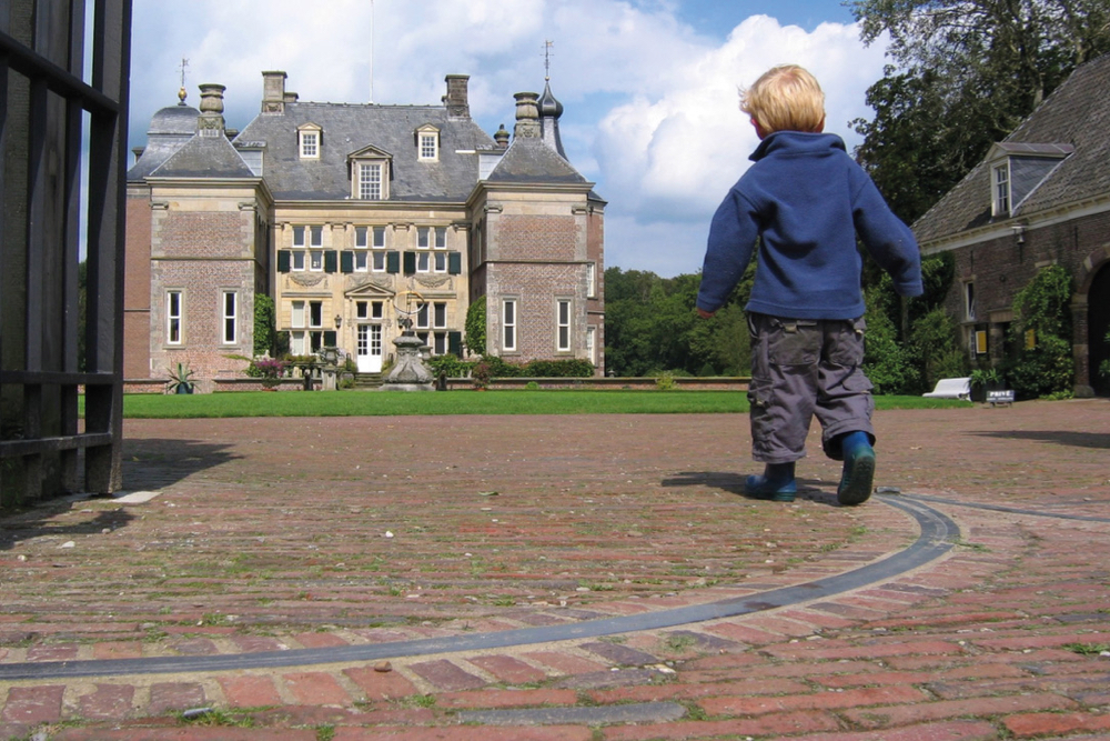 Kasteel Weldam met jongetje op voorgrond