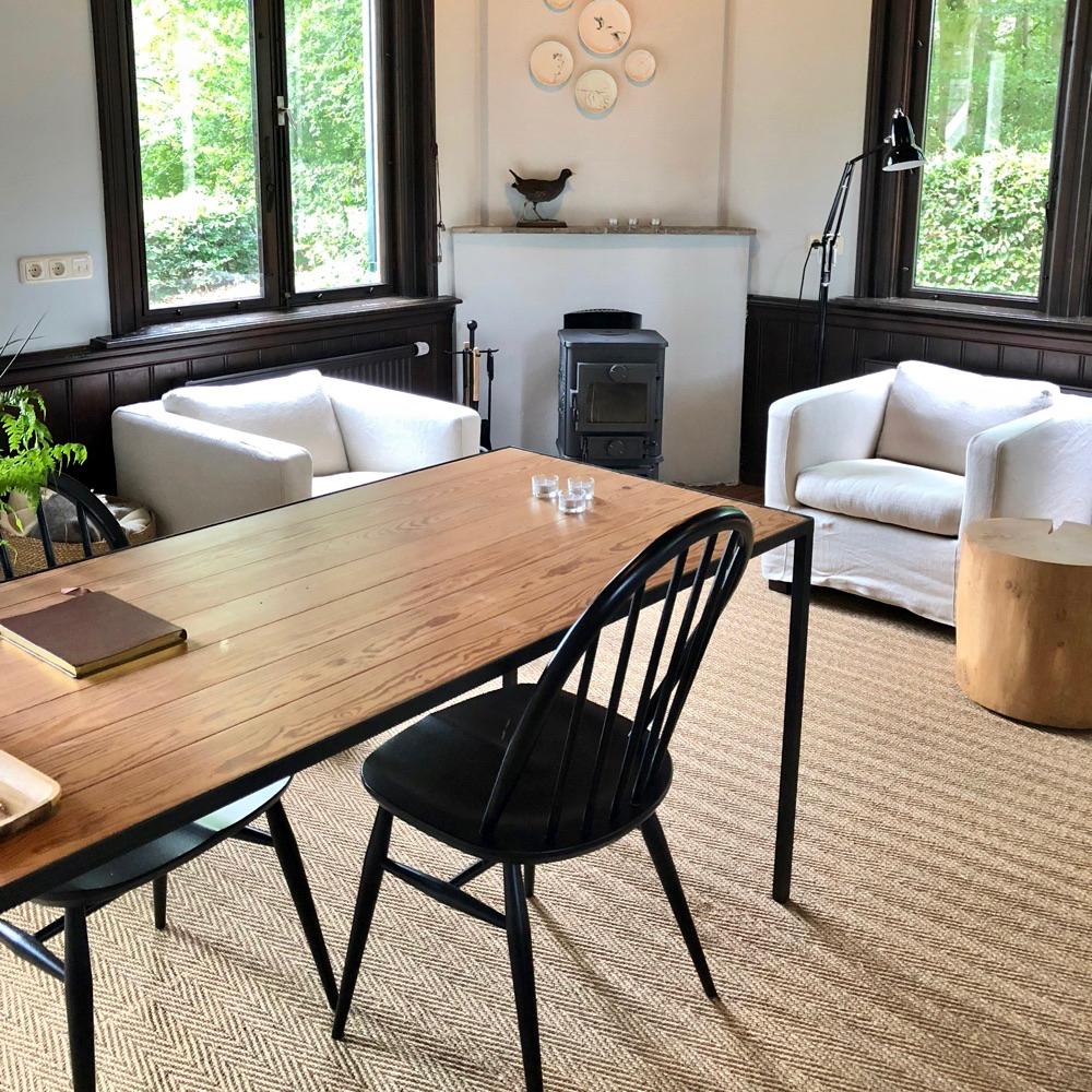 Sisal vloerbedekking met houten tafel en linnen fauteuils