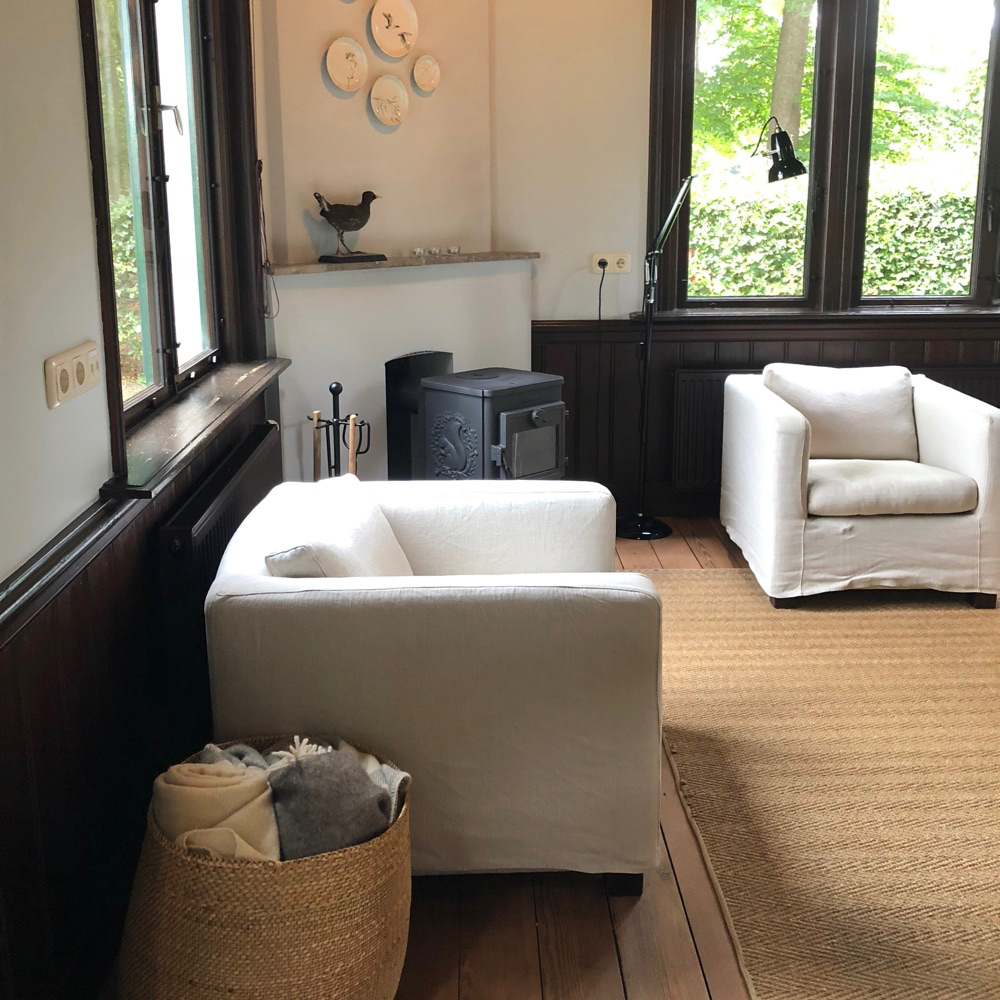 Twee fauteuils bij een houtkachel