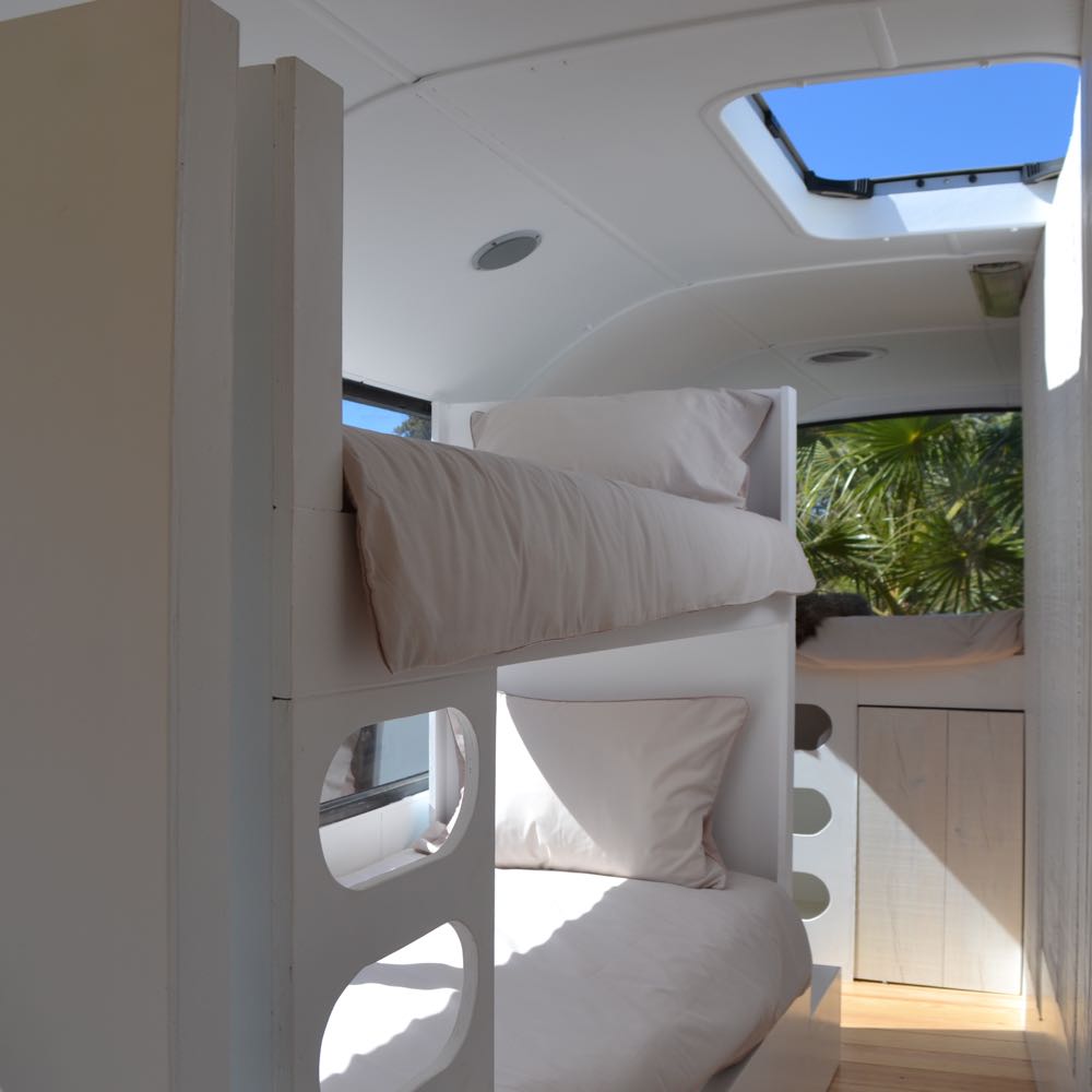 Stapelbed in de bus, alles in het wit
