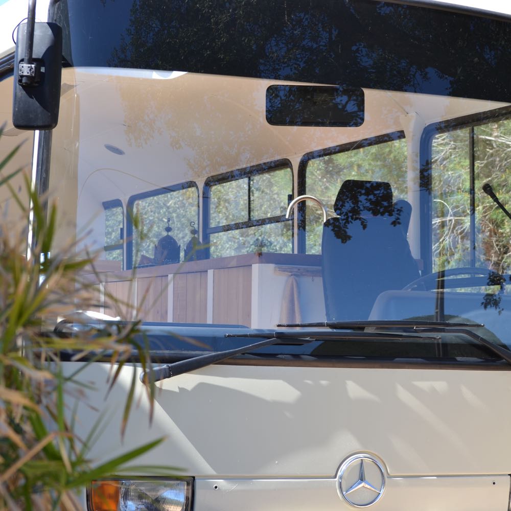 Oude Mercedes schoolbus omgebouwd tot accommodatie