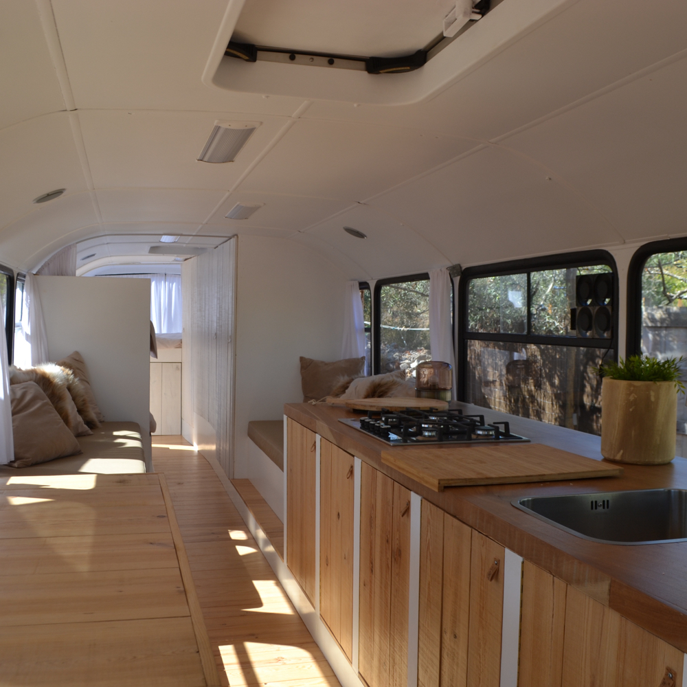 Schoolbus met loungebank en aanrecht