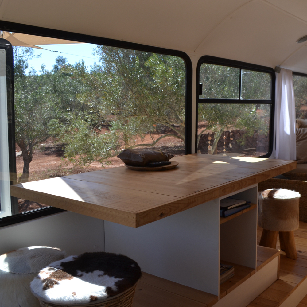 Tafel met poefjes eromheen