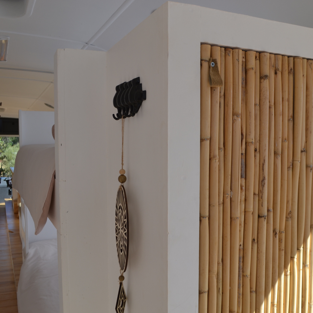 Doorkijkje in de omgebouwde bus