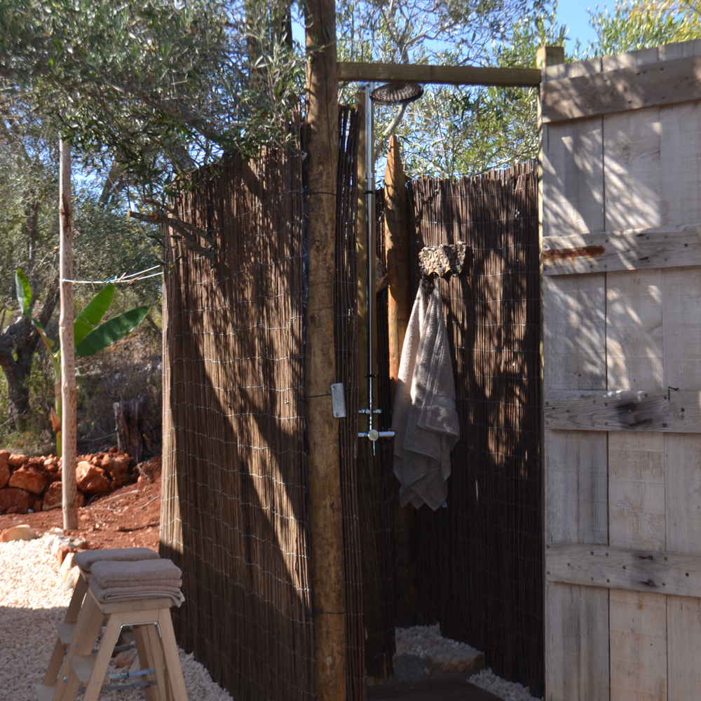 Buitendouche met handdoeken aan een haakje