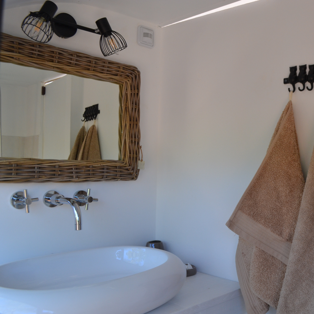 Wastafel en handdoeken aan haakjes