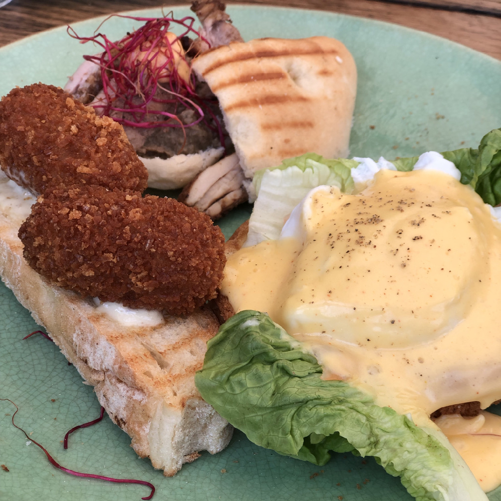 Een hip twaalfuurtje, met minikroketten op brood, een toast met gekookt ei en zalm en een pitabroodje vlees
