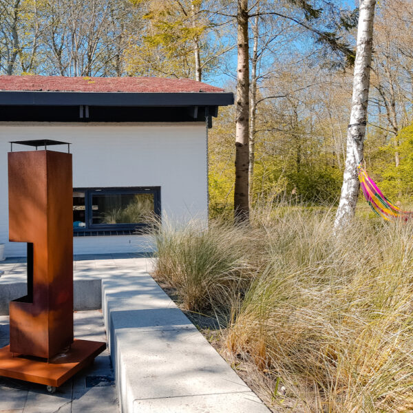 Hangmat en buitenhaard bij vakantiehuis in Groningen