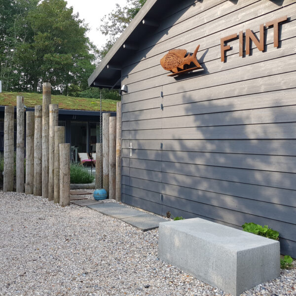 Letters FINT aan de gevel van het vakantiehuis