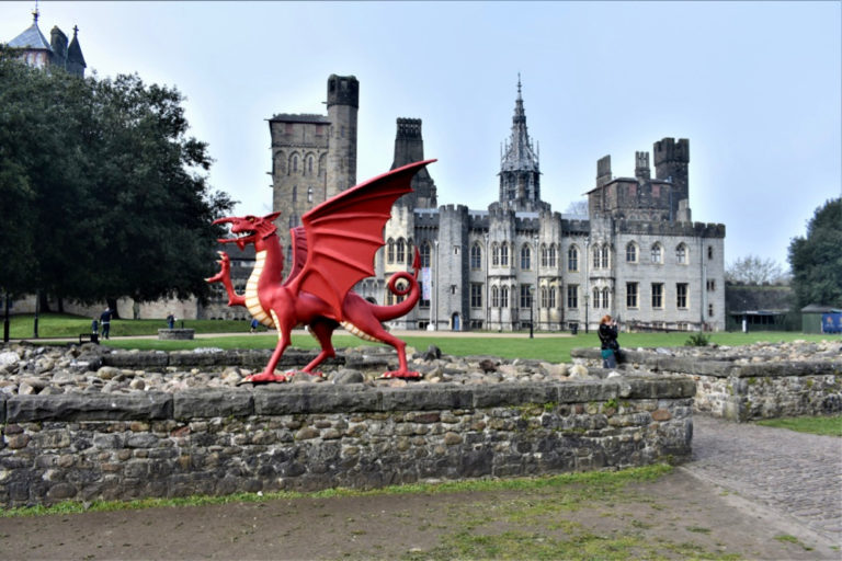 Vooraanzicht van Cardiff Castle met rode draak
