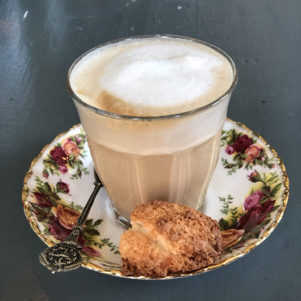 Cappuccino met een huisgemaakt koekje
