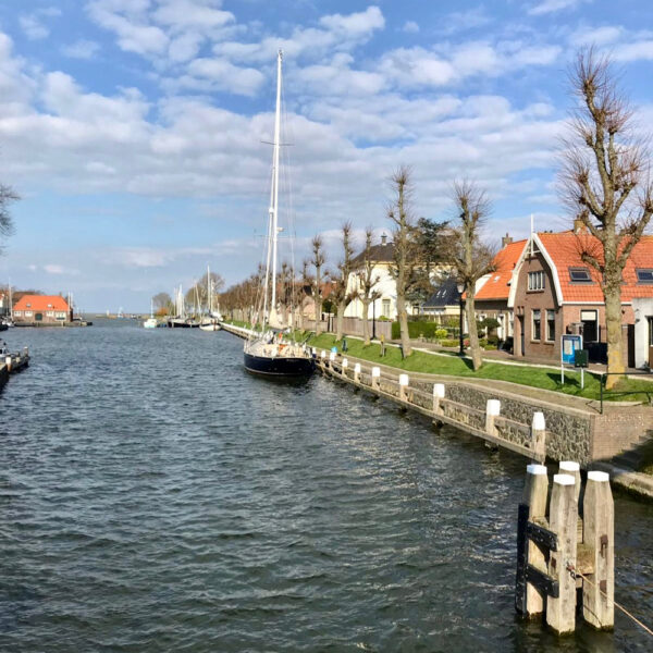 Zeilboot bij de haven van Medemblik