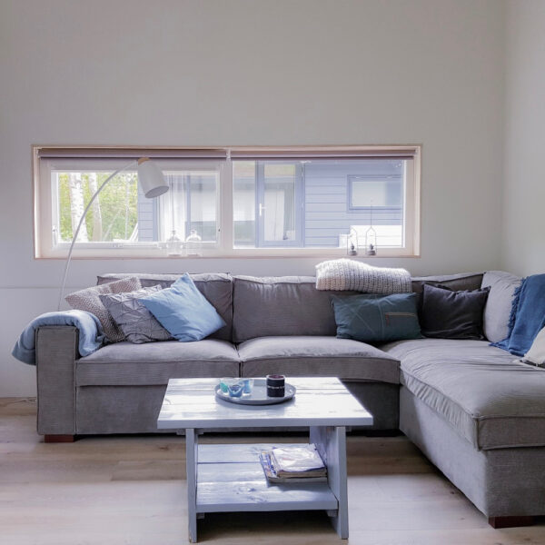 Zithoek met grijze bank van vakantiehuis