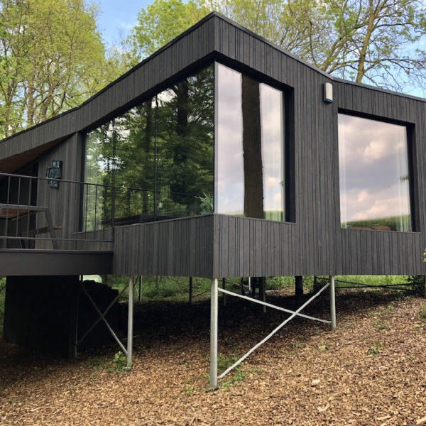 Design vakantiehuis met zwart hout en grote ramen