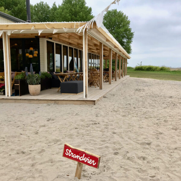 Overdekt terras bij Strandpaviljoen Strandvier