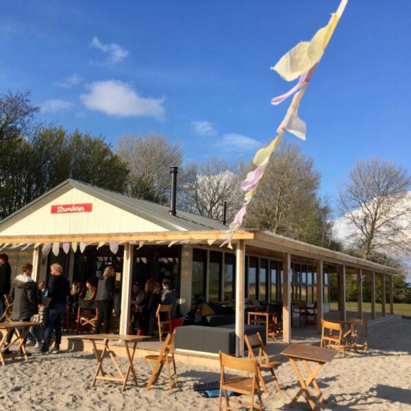 Strandpaviljoen Strandvier aan het IJsselmeer