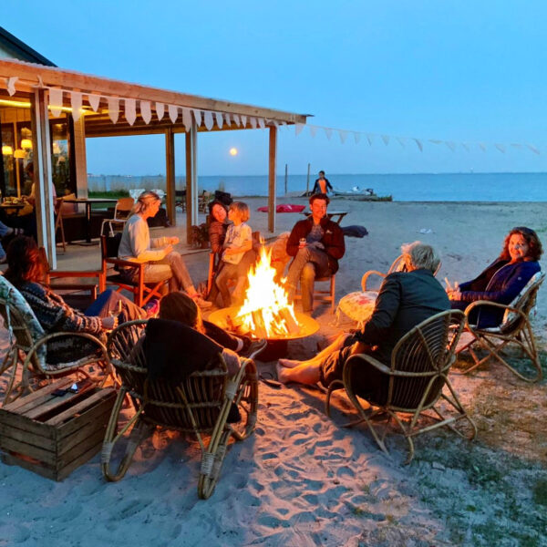 Kampvuur op het strand aan het IJsselmeer