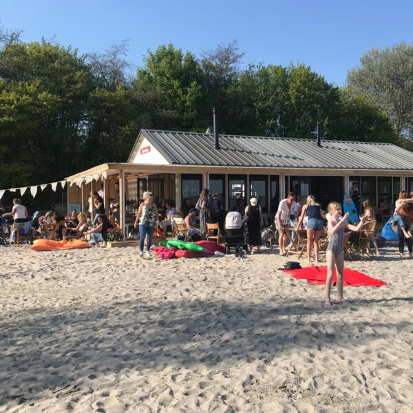 Strandpaviljoen aan het IJsselmeer