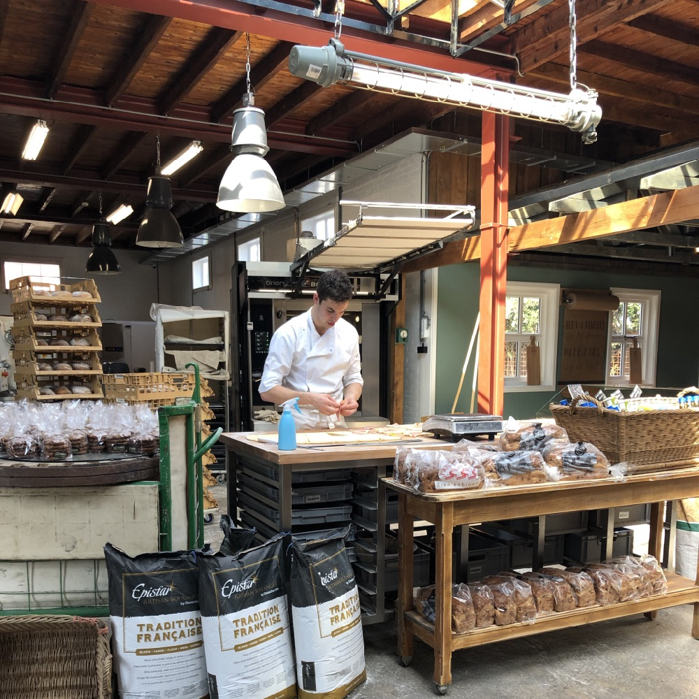 Bakker aan het werk in de bakkerij