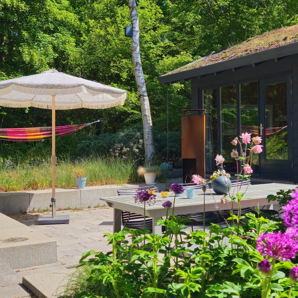Eettafel buiten met hangmat en parasol in Groningen
