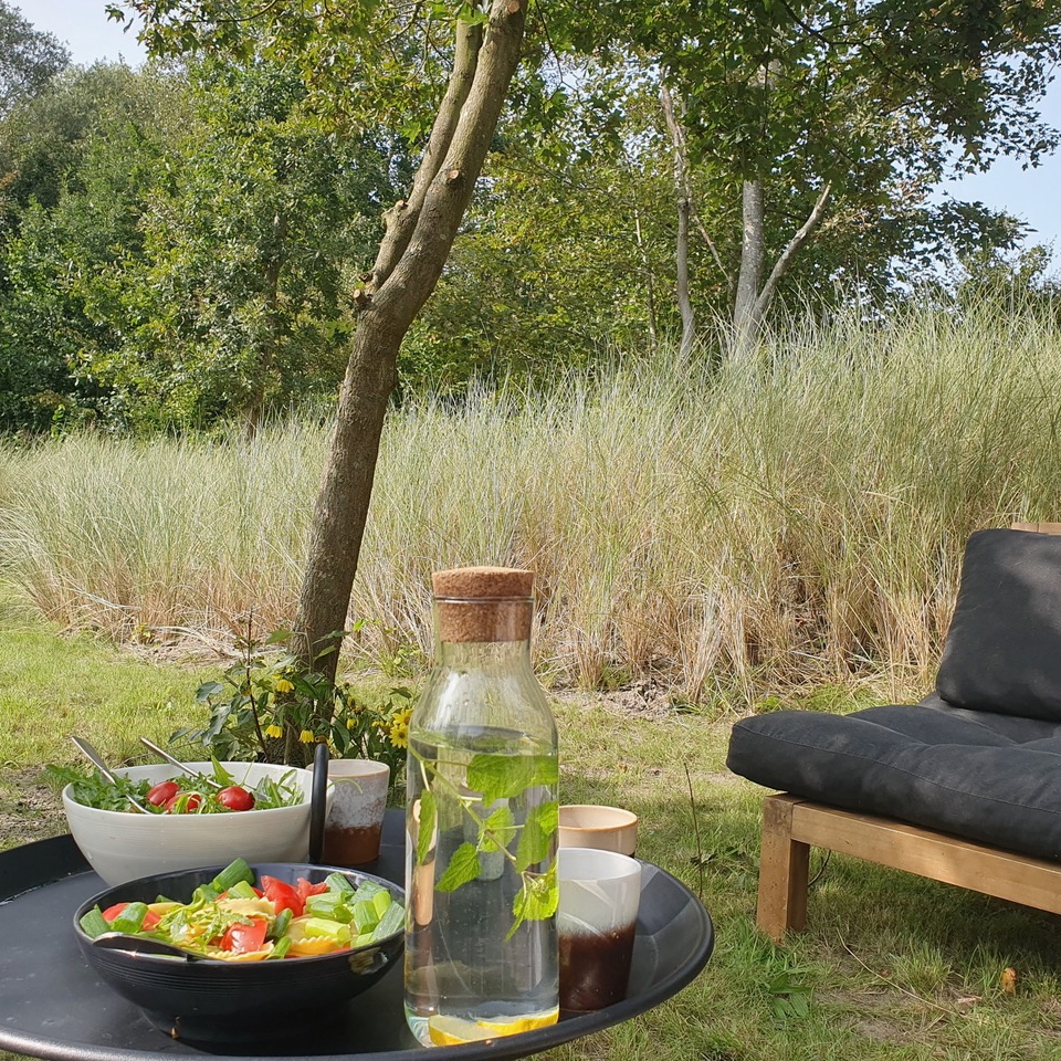 Zithoek in de tuin van een vakantiehuis in Groningen