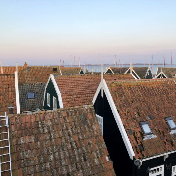 Rode daken van de oude huizen in Marken